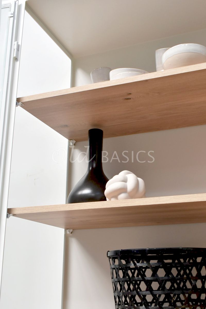 Detail van Apothekerskast Demi  Oak, 2 deuren, RAL9010, wit, materiaal staal